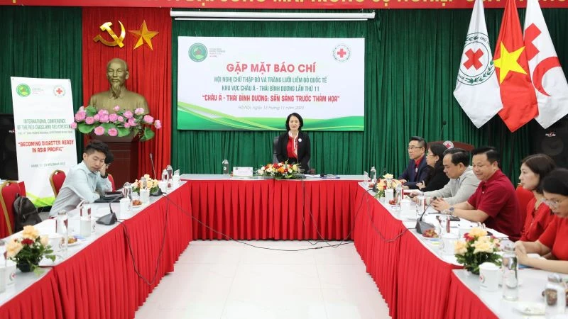 Quang cảnh buổi gặp mặt báo chí. 