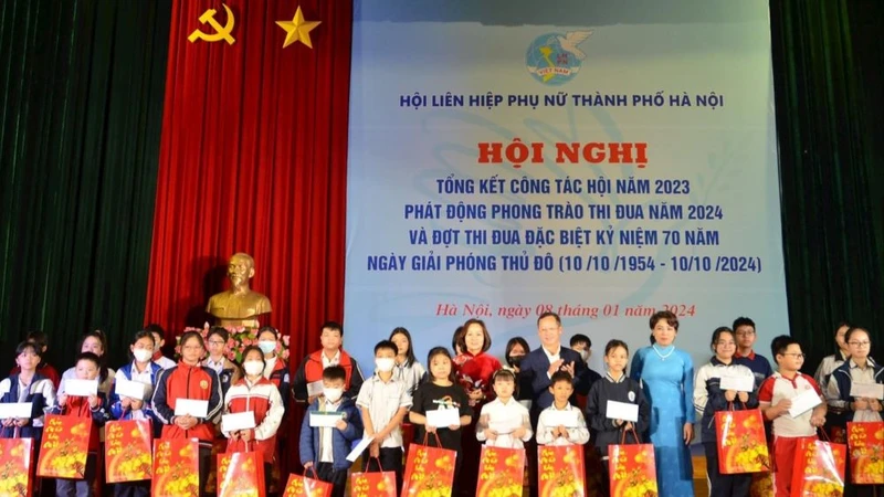 Ban tổ chức trao quà tặng trẻ em có hoàn cảnh khó khăn. 