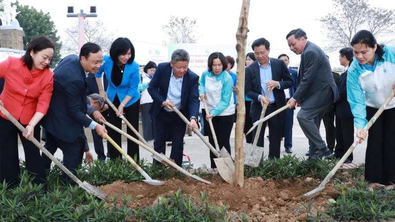 Các đại biểu và cán bộ hội viên, phụ nữ tham gia trồng cây. 