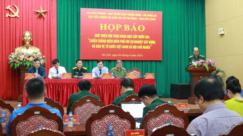Quang cảnh buổi họp báo. 