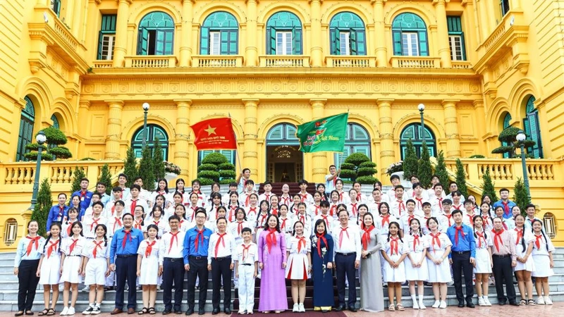Phó Chủ tịch nước gặp mặt đội viên, thiếu nhi, phụ trách Đội tiêu biểu Thành phố Hồ Chí Minh.