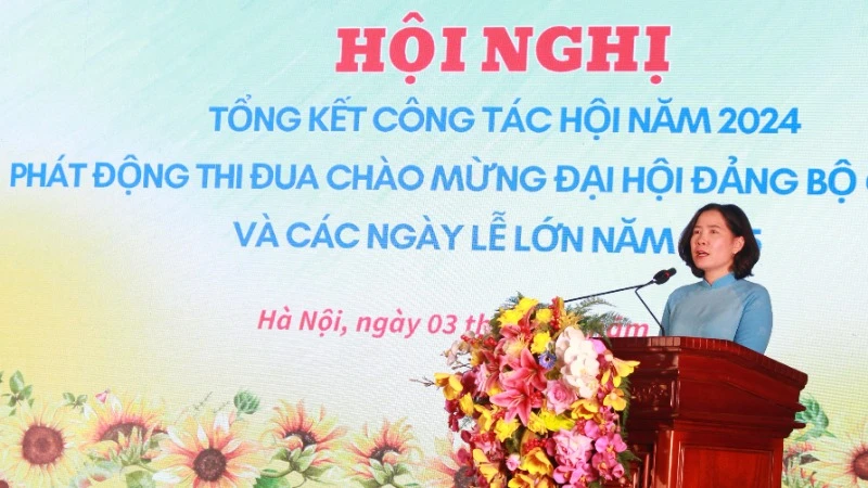 Chủ tịch Hội Liên hiệp Phụ nữ thành phố Hà Nội Lê Kim Anh phát động thi đua. 