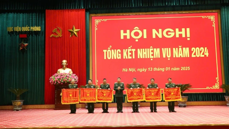 Giám đốc Học viện Quốc phòng Thượng tướng Trần Việt Khoa trao Cờ thi đua tặng các đơn vị xuất sắc. 