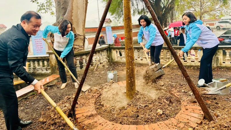 Các đại biểu trồng cây trong khuôn viên di tích. 