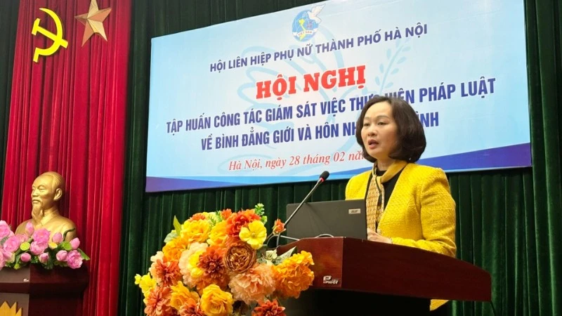Phó Chủ tịch Thường trực Hội Liên hiệp Phụ nữ thành phố Hà Nội Phạm Thị Thanh Hương phát biểu khai mạc hội nghị. 