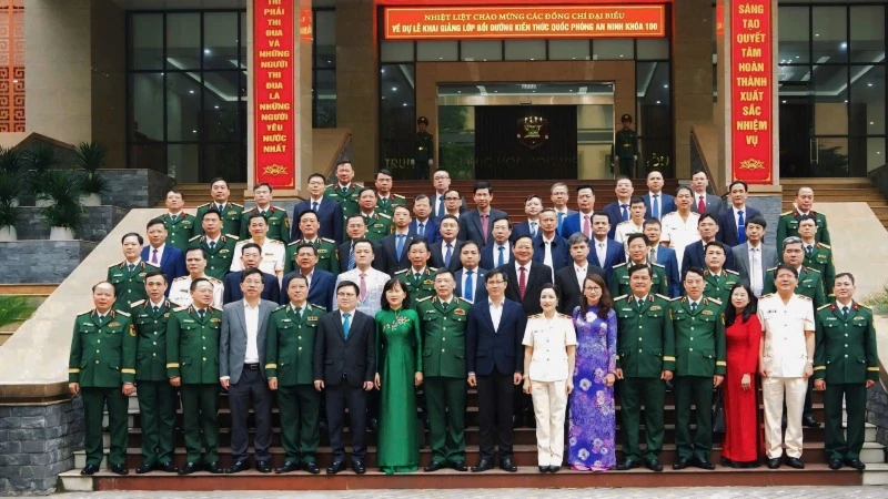 Các đại biểu chụp ảnh lưu niệm. 