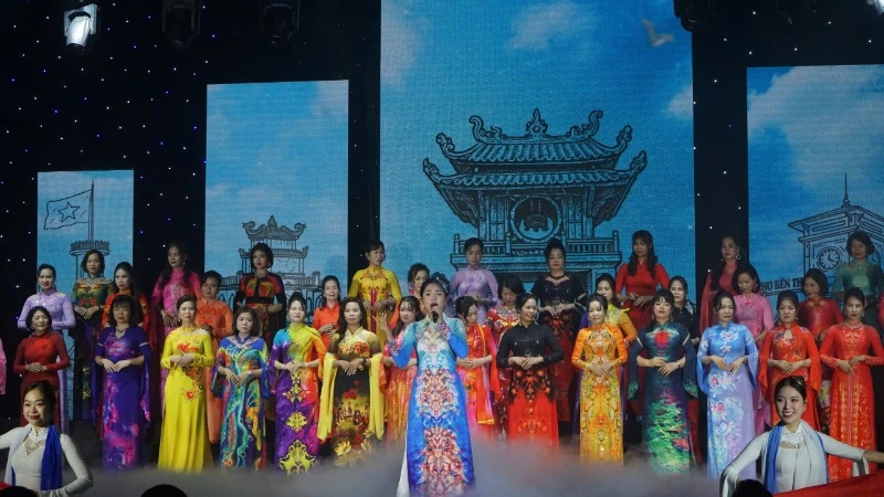 Chương trình “Hương sắc Việt Nam” tổng hòa các tiết mục ca, múa, nhạc độc đáo khắc họa đậm nét vẻ đẹp tà áo.