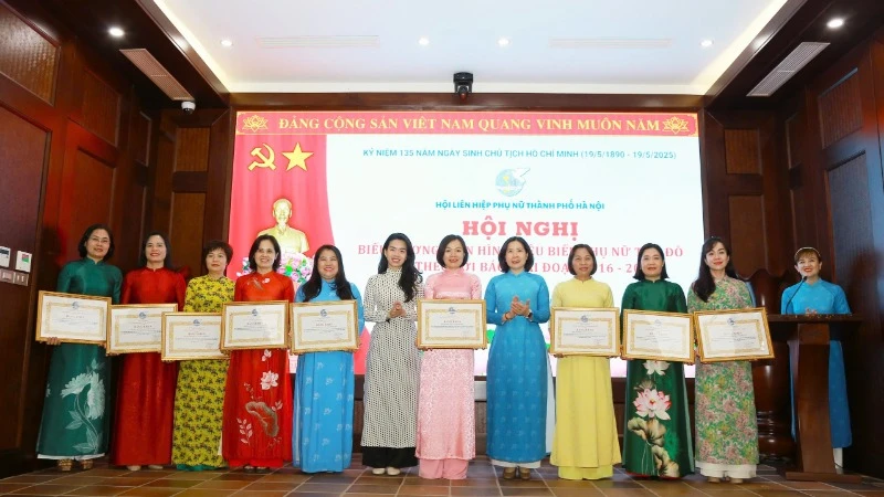Khen thưởng các tập thể, cá nhân có thành tích xuất sắc trong thực hiện Chỉ thị số 05-CT/TW của Bộ Chính trị. (Ảnh: MINH PHÚ)