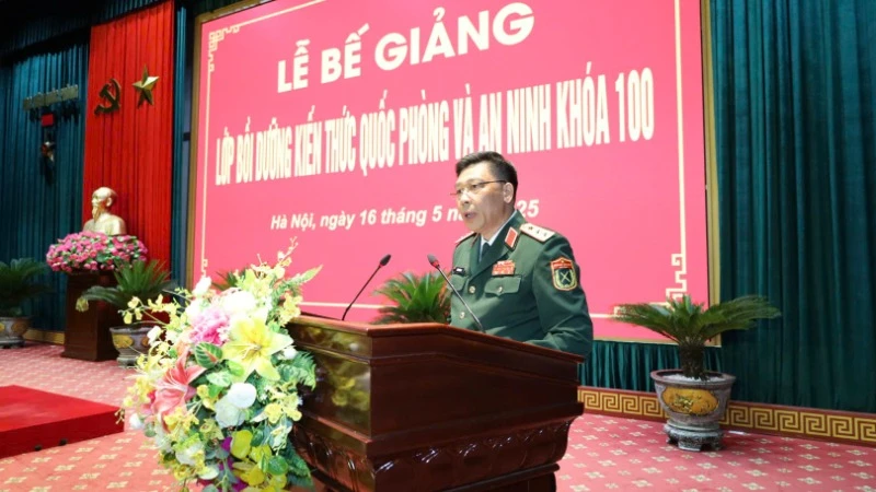 Thượng tướng Trần Việt Khoa, Giám đốc Học viện Quốc phòng phát biểu tại buổi lễ. 