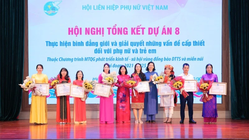 Biểu dương các tập thể, cá nhân có thành tích tiêu biểu trong triển khai thực hiện Dự án 8 ở giai đoạn 2021-2025. 
