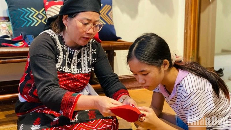 Họa tiết hạt cườm nổi bật trên trang phục của người Xá Phó.
