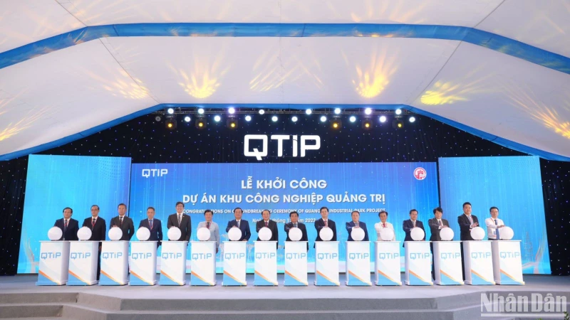 Các đại biểu nhấn nút khởi công xây dựng dự án Khu công nghiệp Quảng Trị.