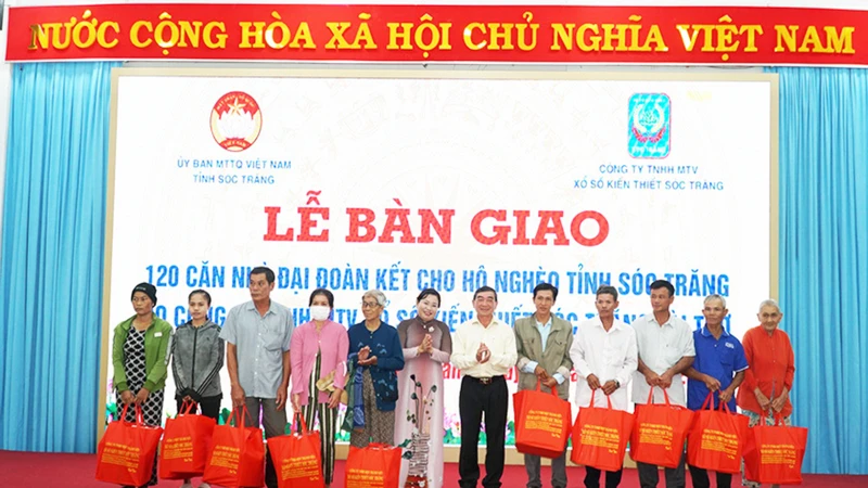 Lãnh đạo tỉnh Sóc Trăng và Công ty trách nhiệm hữu hạn một thành viên Xổ số kiến thiết Sóc Trăng trao nhà Đại đoàn kết cho các hộ nghèo.