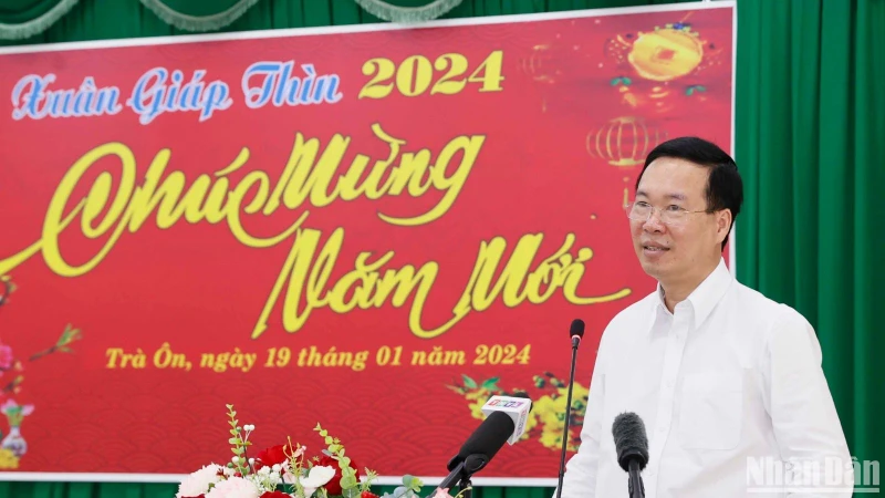 Chủ tịch nước Võ Văn Thưởng gửi tới bà con ở huyện Trà Ôn, tỉnh Vĩnh Long lời chúc mừng năm mới hạnh phúc, mạnh khỏe và nhiều thành công. Ảnh: Thống Nhất/TTXVN