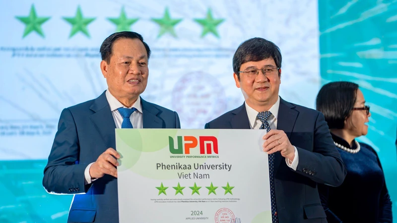 Đại diện Trường đại học Phenikaa, GS, TS Phạm Thành Huy nhận chứng nhận 5 sao UPM từ GS, TS Nguyễn Hữu Đức, Chủ tịch sáng lập UPM, Nguyên Phó Giám đốc Đại học Quốc gia Hà Nội.