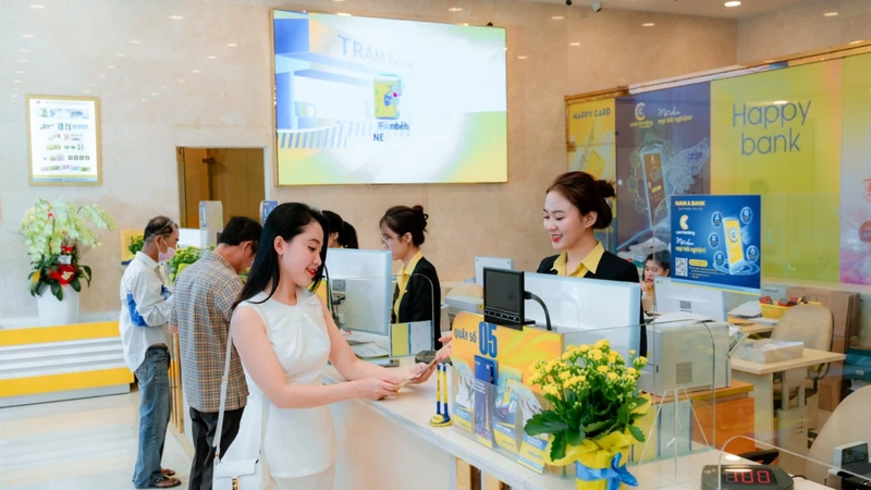 Khách hàng giao dịch tại Nam A Bank.