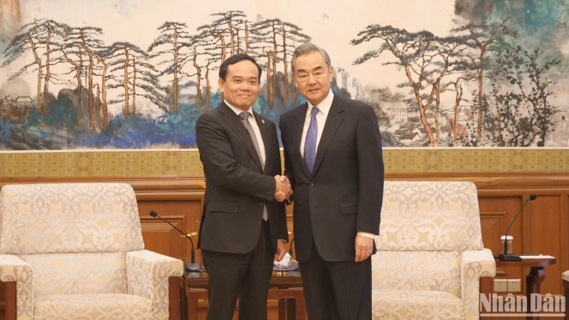 Phó Thủ tướng Chính phủ Trần Lưu Quang hội kiến đồng chí Vương Nghị, Ủy viên Bộ Chính trị, Chủ nhiệm Văn phòng Ủy ban công tác Đối ngoại Trung ương, Bộ trưởng Ngoại giao Trung Quốc.