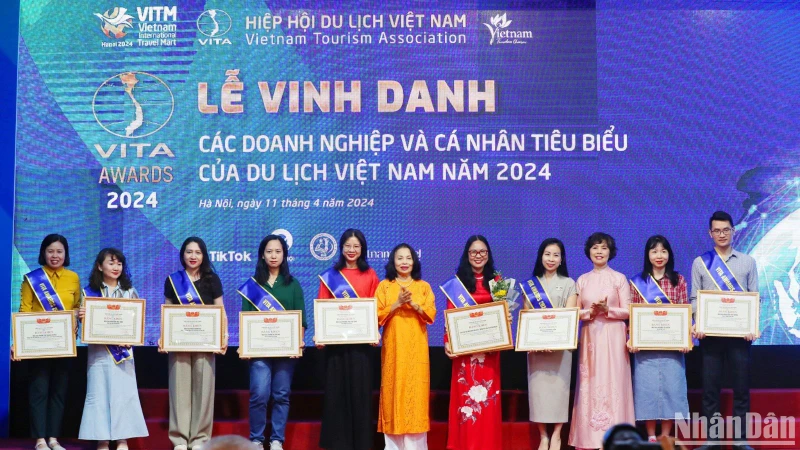 Các nhà báo được vinh danh tại VITA AWARDS 2024.