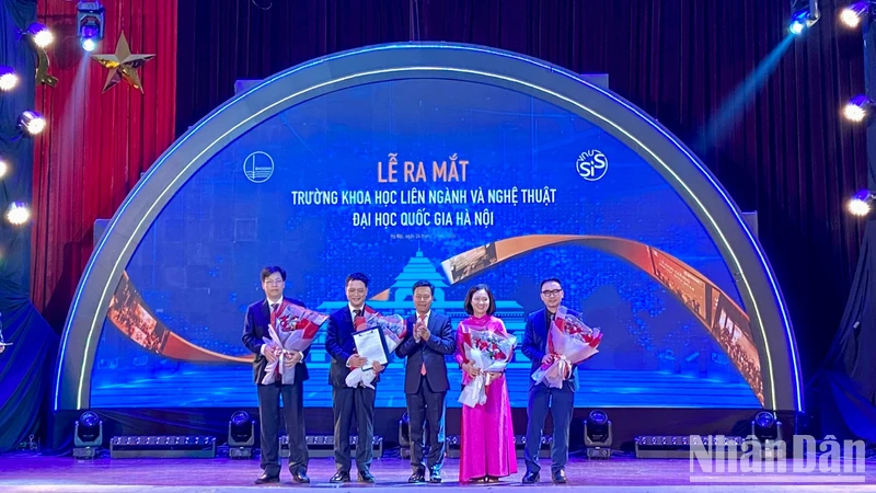 Ra mắt Ban Giám hiệu Trường Khoa học liên ngành và Nghệ thuật, Đại học Quốc gia Hà Nội.