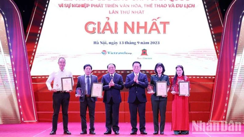 Đồng chí Nguyễn Trọng Nghĩa, Bí thư Trung ương Đảng, Trưởng Ban Tuyên giáo Trung ương và Bộ trưởng Văn hóa, Thể thao và Du lịch Nguyễn Văn Hùng trao giải Nhất cho các tác giả của mùa giải đầu tiên. (Ảnh: TRẦN HẢI - THỦY NGUYÊN)