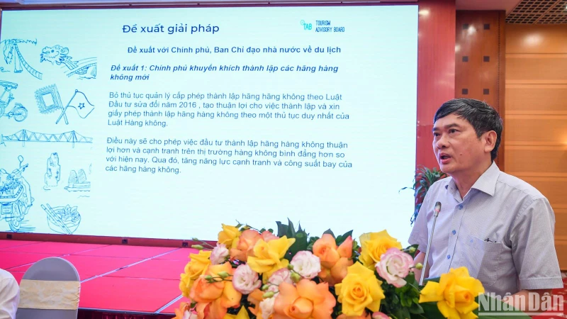 Ông Hoàng Nhân Chính, Trưởng Ban thư ký Hội đồng Tư vấn Du lịch (TAB) đề xuất 14 giải pháp giảm giá vé máy bay tại hội thảo. 