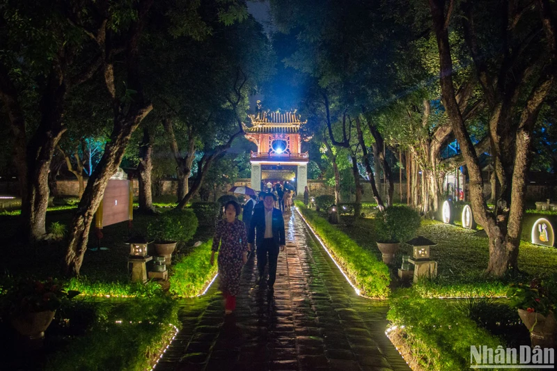Tour đêm "Tinh hoa đạo học" tại Văn Miếu-Quốc Tử Giám thu hút nhiều khách tham quan. (Ảnh: HÀ NAM)