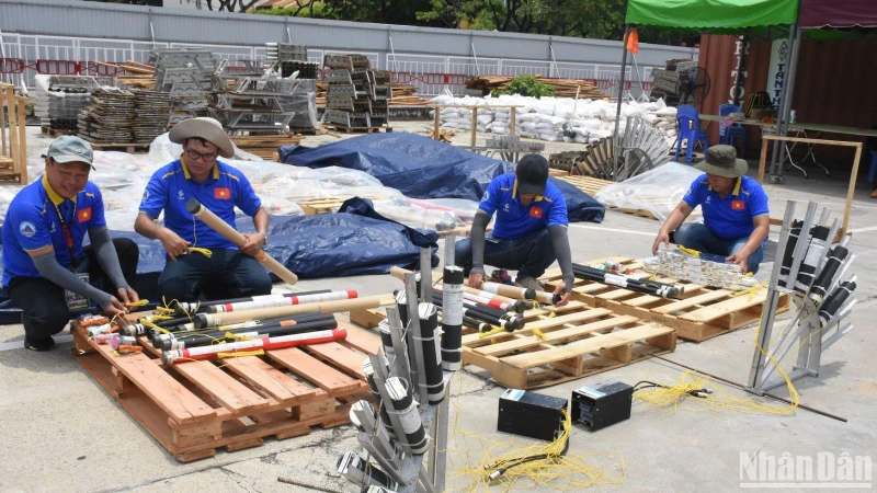 Đội Việt Nam tất bật chuẩn bị cho đêm khai mạc Lễ hội pháo hoa quốc tế Đà Nẵng 2024 với chủ đề “MADE IN UNITY” - Kết nối toàn cầu, rạng rỡ năm châu. (Ảnh ANH ĐÀO)