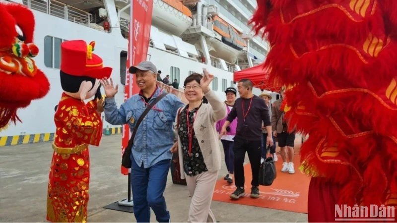 Du khách Trung Quốc "xông đất" Hạ Long trong những ngày đầu năm mới 2024.