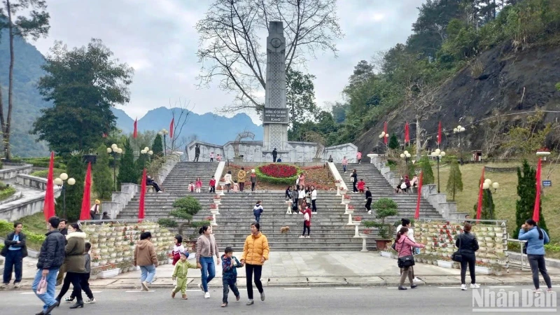 Đông đảo khách du lịch ghé thăm điểm đầu đường Hồ Chí Minh ở Pác Bó, tỉnh Cao Bằng dịp Tết Ất Tỵ 2025. 