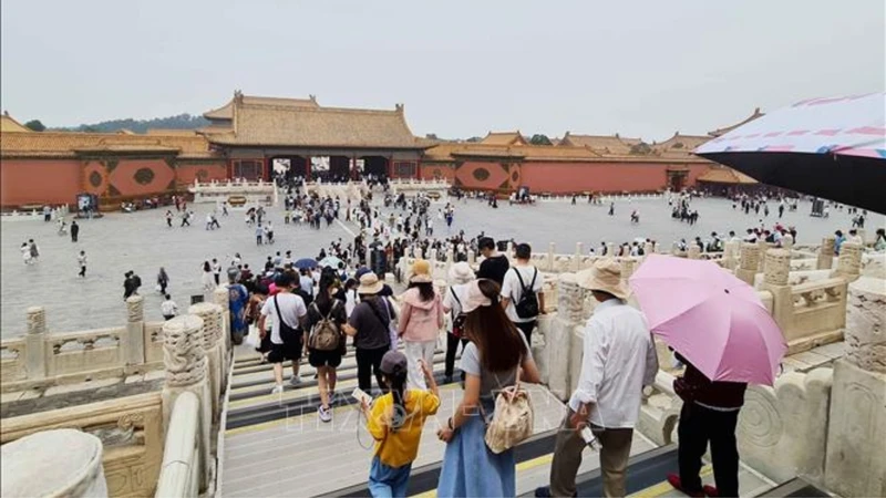 Tử Cấm Thành (Trung Quốc) đón hàng nghìn khách quốc tế đến tham quan mỗi ngày. (Ảnh: TTXVN)