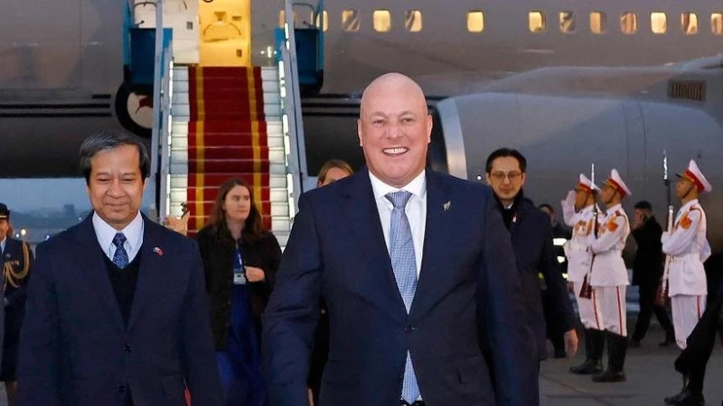 Thủ tướng New Zealand Christopher Luxon đã đến Hà Nội, bắt đầu thăm chính thức Việt Nam và dự Diễn đàn Tương lai ASEAN lần thứ hai. (Ảnh: TTXVN)