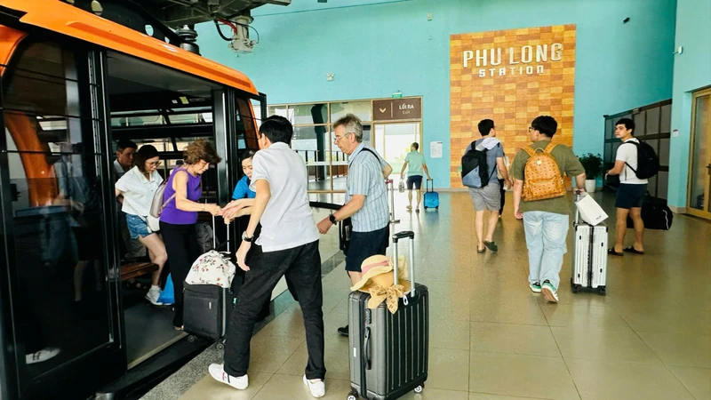 Với việc xác lập hệ thống giao thông xanh trên đảo, Cát Bà kỳ vọng ngày càng thu hút nhiều lượng khách cao cấp, khách quốc tế lưu trú dài hạn đến địa phương.