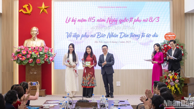 Tổng Biên tập Lê Quốc Minh trao giải Đặc biệt Cuộc thi “Vẻ đẹp phụ nữ Báo Nhân Dân trong tà áo dài”. (Ảnh: SƠN TÙNG)