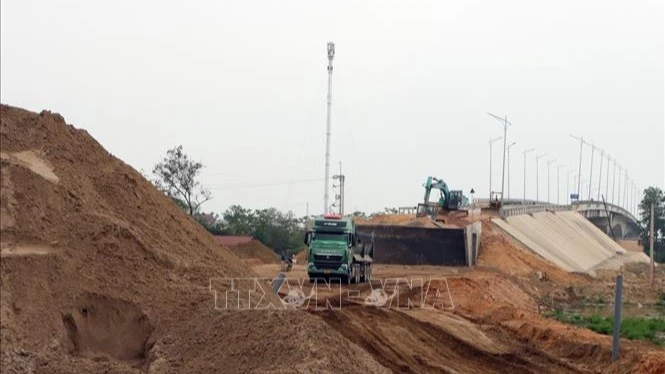 Đơn vị thi công khu vực cầu Hà Bắc 2, huyện Yên Phong, tỉnh Bắc Ninh. (Ảnh: TTXVN)