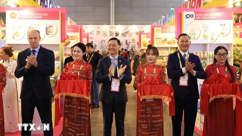 Các đại biểu cắt băng khai trương Không gian giới thiệu sản phẩm tiêu biểu của doanh nghiệp Thành phố Hồ Chí Minh. (Ảnh: TTXVN)