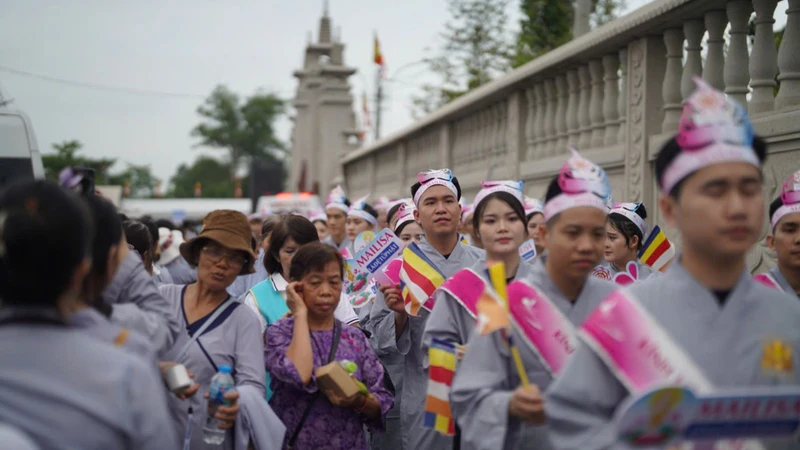 Dòng người xếp hàng dài từ cổng vào bên trong chùa Thanh Tâm. (Ảnh: TTXVN)