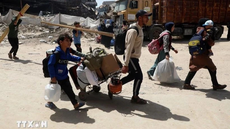 Người dân di dời khỏi Shuja'iyya, khu lân cận thành phố Gaza. (Ảnh: THX/TTXVN)