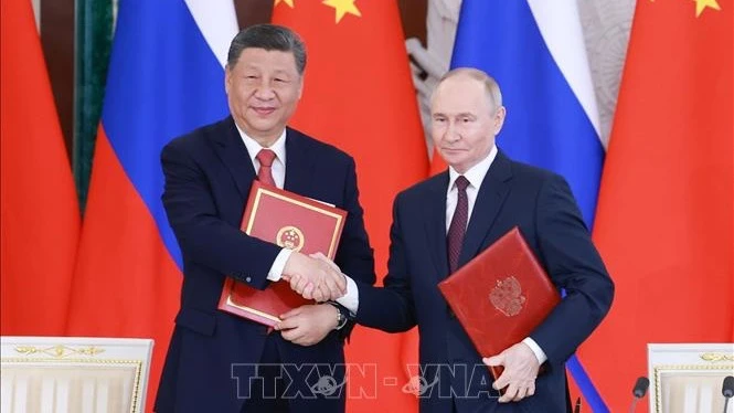 Chủ tịch Trung Quốc Tập Cận Bình (trái) và Tổng thống Nga Vladimir Putin tại cuộc gặp ở Moskva ngày 8/5/2025. (Ảnh: THX/TTXVN)