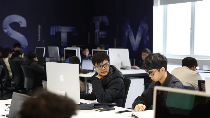 Tân sinh viên trúng tuyển vào Đại học Quốc gia Hà Nội từ khóa 2025 sẽ được đào tạo học phần “Nhập môn công nghệ số và ứng dụng trí tuệ nhân tạo”.