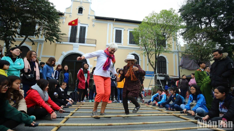Khách quốc tế trải nghiệm các hoạt động văn hóa, trò chơi dân gian ở Hà Nội. (Ảnh: THÀNH ĐẠT)