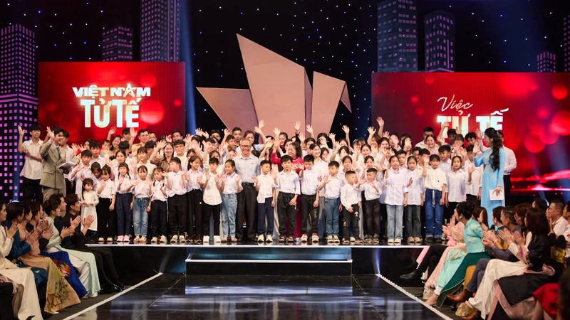 Bác Nguyễn Trung Chắt và những em nhỏ từ mái ấm Hy vọng tại Gala kỷ niệm 10 năm thực hiện chương trình “Việc tử tế”. (Ảnh: VTV) Bác Nguyễn Trung Chắt và những em nhỏ từ mái ấm Hy vọng tại Gala kỷ niệm 10 năm thực hiện chương trình “Việc tử tế”. (Ảnh: VTV)