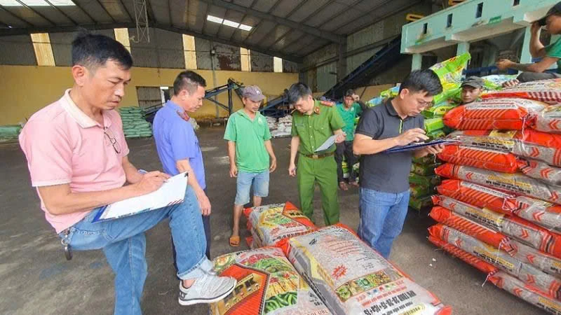 Cơ quan chức năng kiểm tra, thống kê số lượng phân bón giả tại kho của Công ty cổ phần thương mại phân bón Nam Dương. (Ảnh: HOÀI BÃO) 