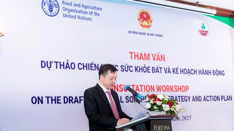 Cục trưởng Cục Trồng trọt và Bảo vệ thực vật (Bộ Nông nghiệp và Môi trường) Huỳnh Tấn Đạt phát biểu tại buổi tham vấn.