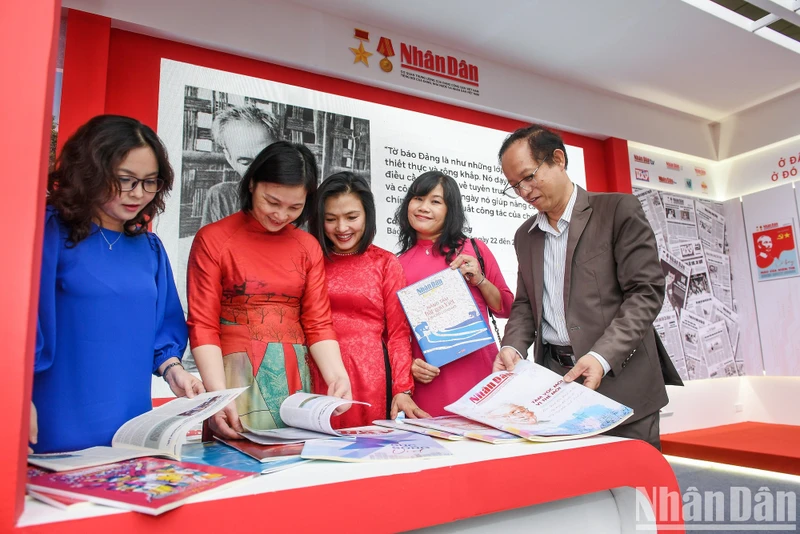 Gian trưng bày của Báo Nhân Dân nhận được sự quan tâm của rất nhiều công chúng báo chí. 