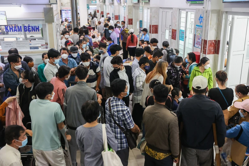 Đông đúc người dân đến khám, chữa bệnh tại bệnh viện tuyến cuối của TP Hồ Chí Minh. Ảnh Quỳnh Trần