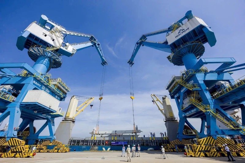 Bốc xếp thép định hình xuất khẩu tại cảng Dung Quất (tỉnh Quảng Ngãi). Ảnh: TRẦN NGUYÊN NGHỊ