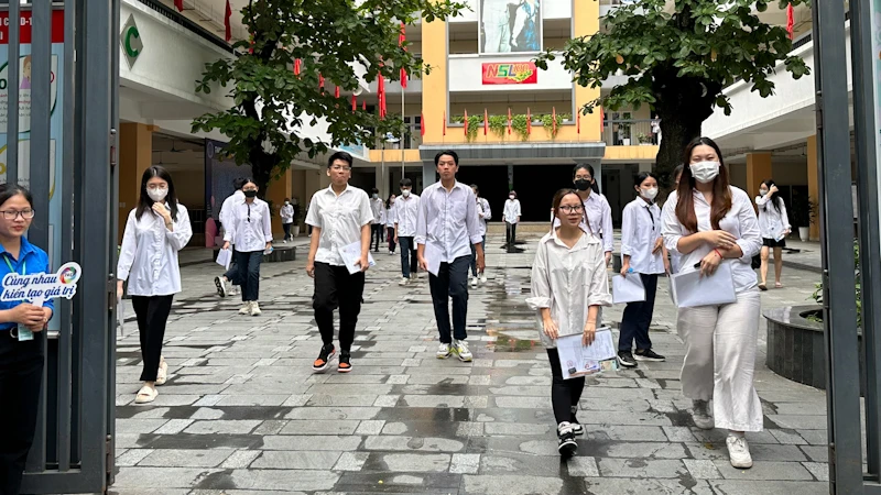 Thí sinh kết thúc môn thi Ngữ văn. (Ảnh: Quỳnh Nguyễn)