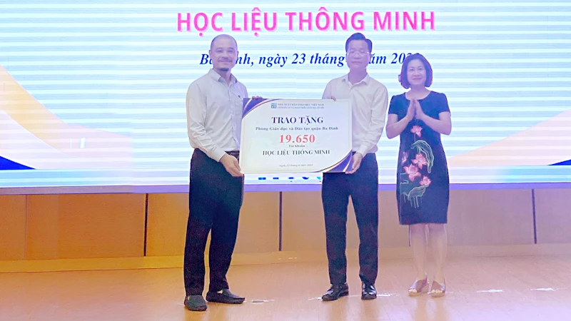 Đại diện lãnh đạo Phòng Giáo dục và Đào tạo quận Ba Đình tiếp nhận tài khoản học liệu thông minh.