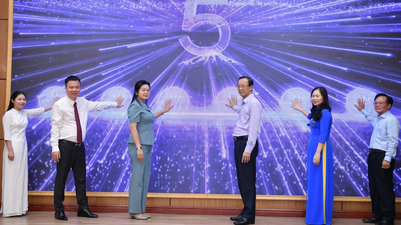 Đại diện ban tổ chức ấn nút phát động cuộc thi.