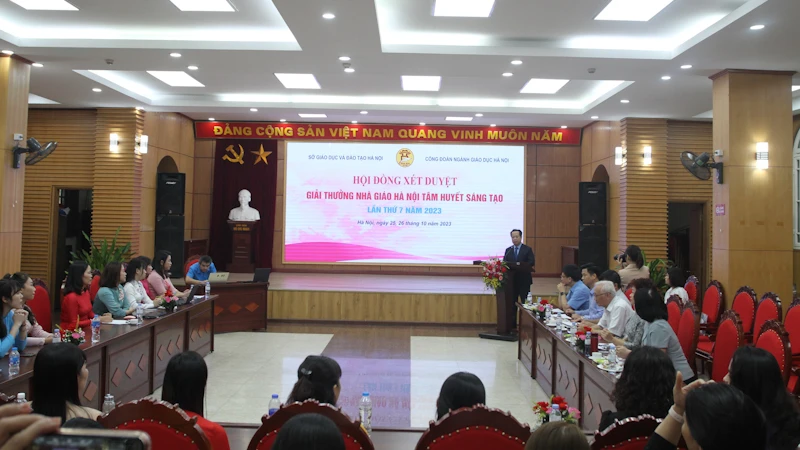Quang cảnh buổi họp Hội đồng xét duyệt.